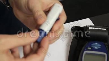 使用超小型血糖仪和手指和试纸测量血糖水平的血液测试